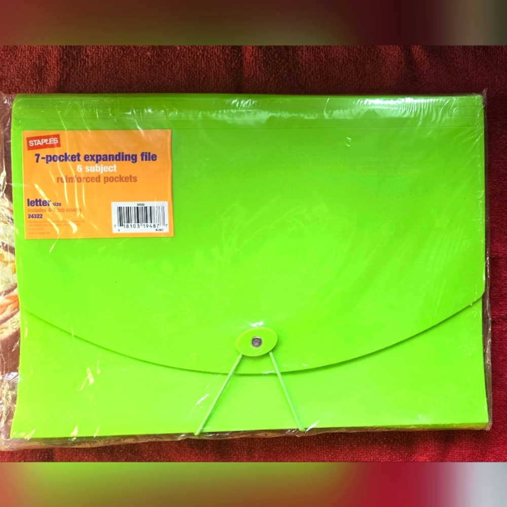 Staples 7 Pocket Expanding File Folder Organizer with Reinforced Pockets (Green)